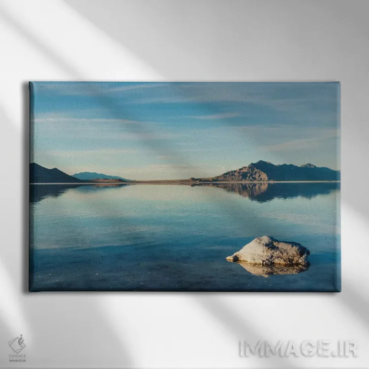 تابلو دریاچهٔ نمک اثر چلسیا ویکتوریا - نمای روبهرو روی دیوار