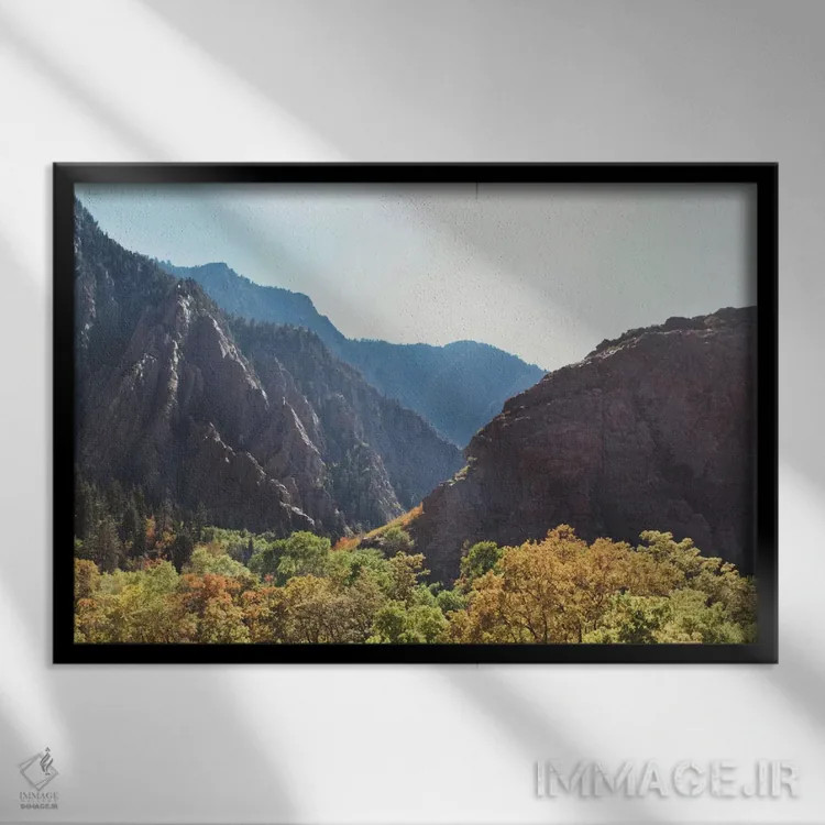 تابلو گردنهٔ کوهستانی اثر چلسیا ویکتوریا - نمای قابدار مشکی