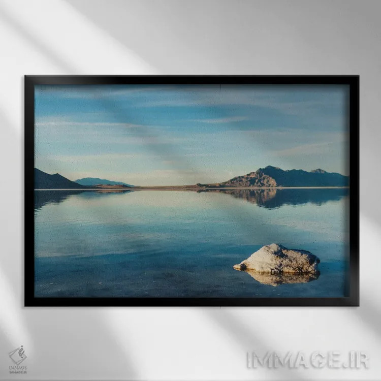 تابلو دریاچهٔ نمک اثر چلسیا ویکتوریا - نمای قابدار مشکی
