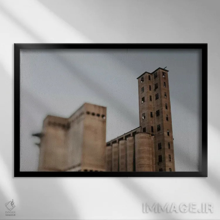 تابلو شهر سیلوها (سیلوی غلات) اثر چلسیا ویکتوریا - نمای قابدار مشکی