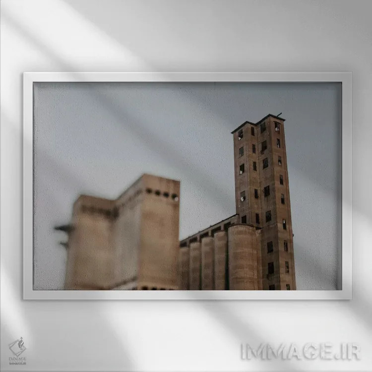 تابلو شهر سیلوها (سیلوی غلات) اثر چلسیا ویکتوریا - نمای قابدار سفید