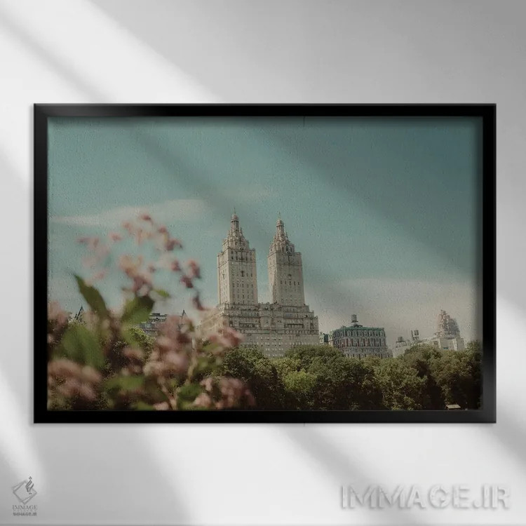 تابلو افسانهٔ نیویورکی اثر چلسیا ویکتوریا - نمای قابدار مشکی