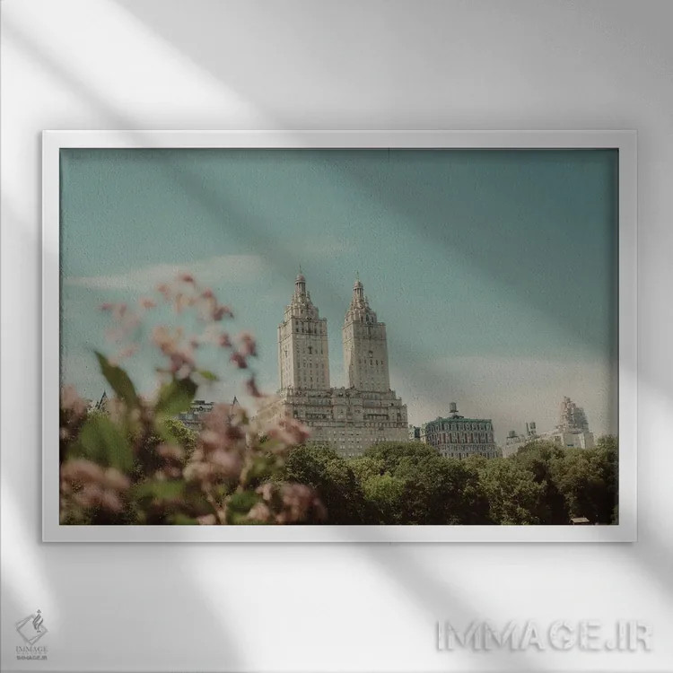 تابلو افسانهٔ نیویورکی اثر چلسیا ویکتوریا - نمای قابدار سفید