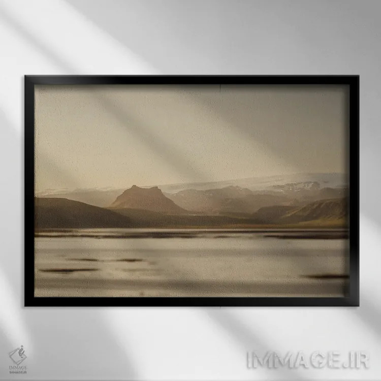 تابلو ساعت طلایی در ویک اثر چلسیا ویکتوریا - نمای قابدار مشکی