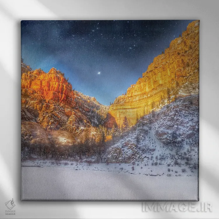 تابلو درهٔ کوهستانی اثر کیتلین ورا - نمای روبهرو روی دیوار