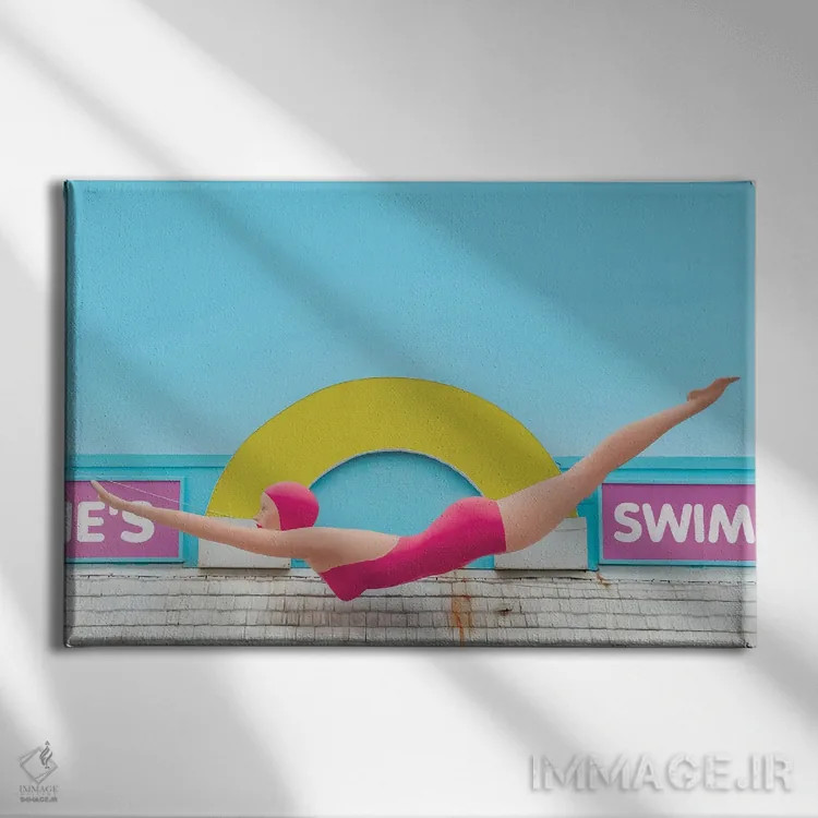 تابلو بانوی غواص اثر کارلوس وارگاس - نمای روبهرو روی دیوار