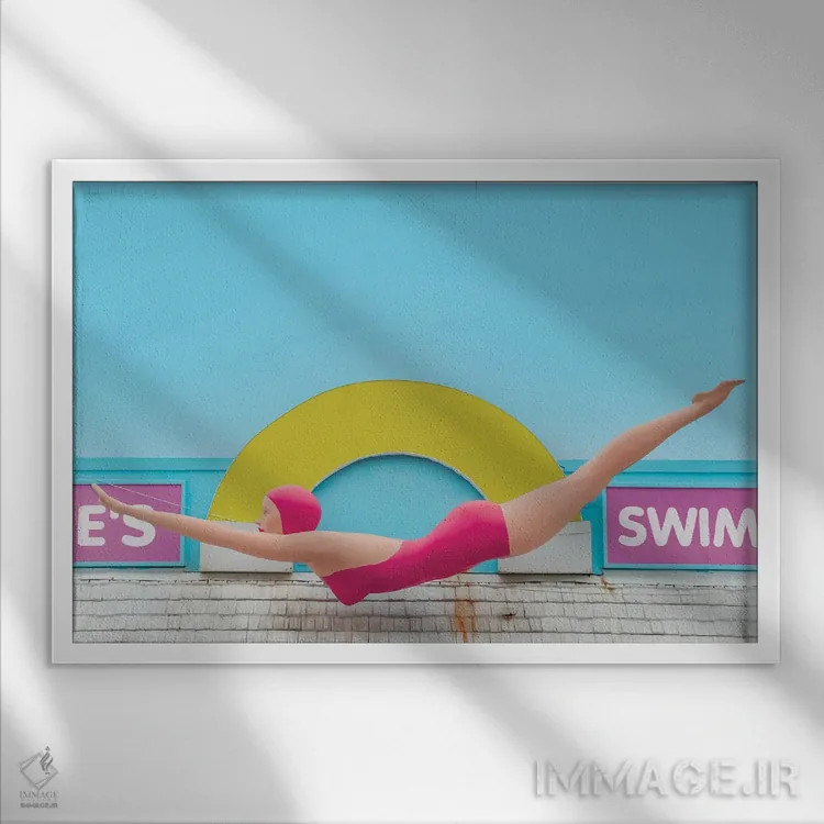 تابلو بانوی غواص اثر کارلوس وارگاس - نمای قابدار سفید