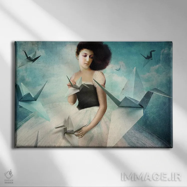 تابلو اولین درنای اُریگامی من اثر کاترین ولز-استاین (هنرمند فتومانتیج آلمانی) - نمای روبهرو روی دیوار