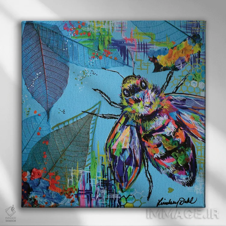 تابلو زنبور آبی آسمانی اثر لیندزی دال - نمای روبهرو روی دیوار