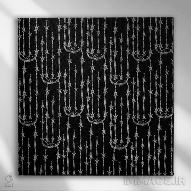 تابلو طرح گیره کاغذی سیم خاردار اثر دای کریس آرت (هنرمند) - نمای روبهرو روی دیوار