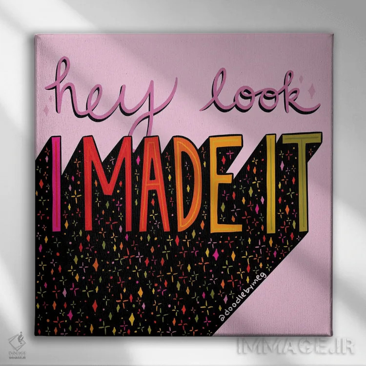 تابلو هی نگاه کن موفق شدم اثر دودل بای مگ (استودیوی هنری) - نمای روبهرو روی دیوار