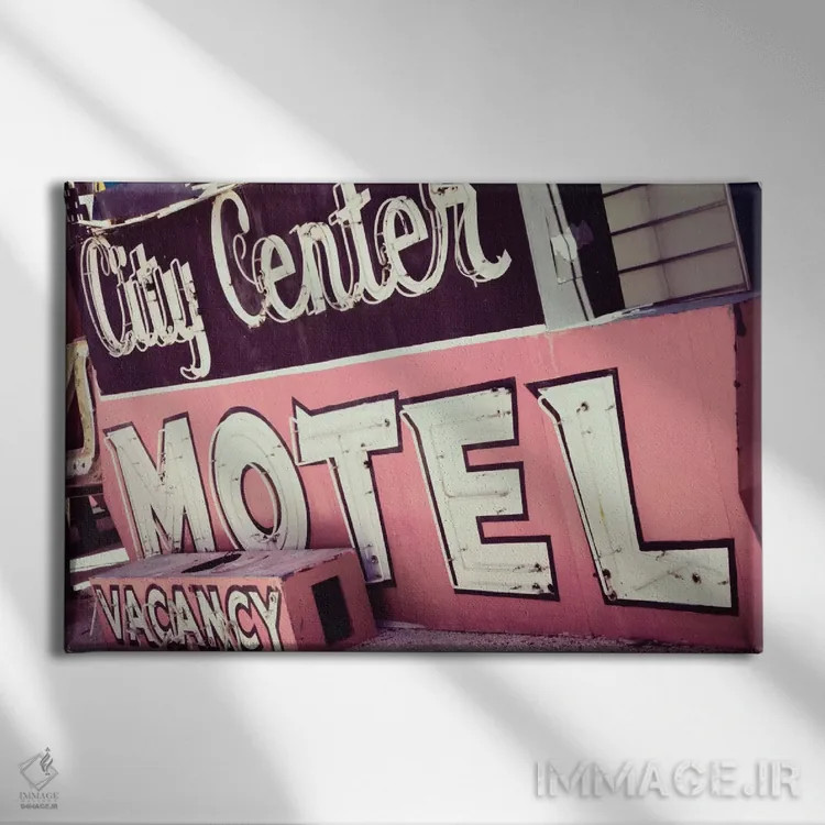 تابلو موتل مرکز شهر اثر دانیتا دلیمنت - نمای روبهرو روی دیوار
