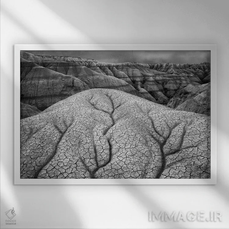 تابلو فرسایش زمین بایر اثر دنیس فراتس - نمای قابدار سفید