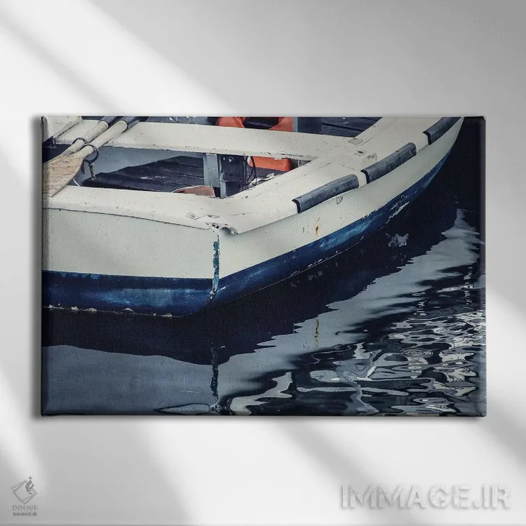 تابلو قایق دوری آبی (نوعی قایق کوچک) اثر دبرا اوبرتانک - نمای روبهرو روی دیوار