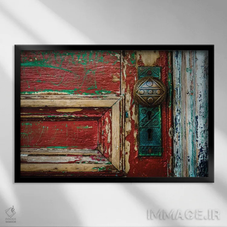 تابلو درِ قرمز اثر دبرا اوبرتانک - نمای قابدار مشکی