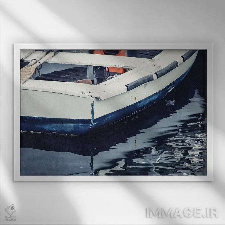 تابلو قایق دوری آبی (نوعی قایق کوچک) اثر دبرا اوبرتانک - نمای قابدار سفید