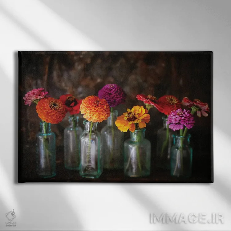 تابلو گلهای زینیا در بطریهای قدیمی اثر دبرا اوبرتانک - نمای روبهرو روی دیوار