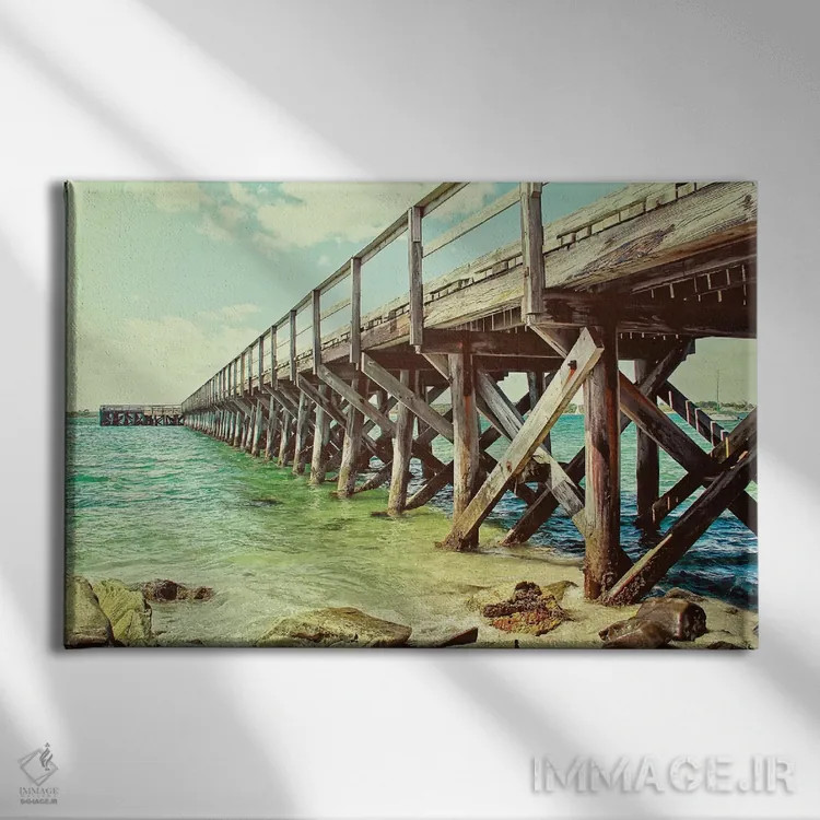 تابلو اسکلهٔ اقیانوسی اثر دبرا اوبرتانک - نمای روبهرو روی دیوار