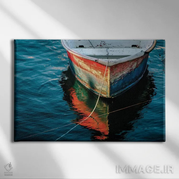 تابلو قایق دوری قرمز (نوعی قایق کوچک) اثر دبرا اوبرتانک - نمای روبهرو روی دیوار