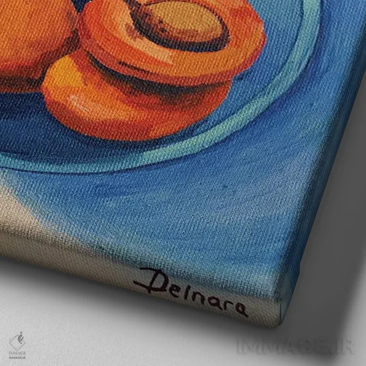 تابلو گل پروتیا و زردآلو روی بشقاب آبی اثر دلنارا ال - نمای نزدیک بافت بوم