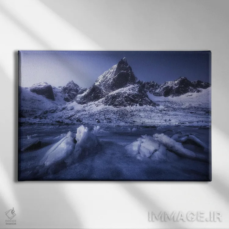 تابلو ساعت آبی یخزده در جزایر لوفوتن اثر دنیل گاستاگر - نمای روبهرو روی دیوار