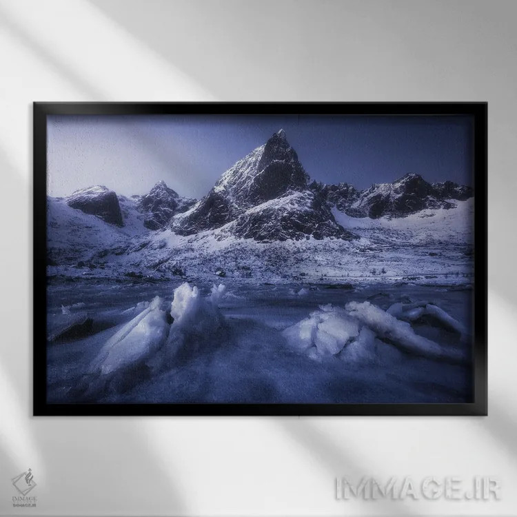 تابلو ساعت آبی یخزده در جزایر لوفوتن اثر دنیل گاستاگر - نمای قابدار مشکی