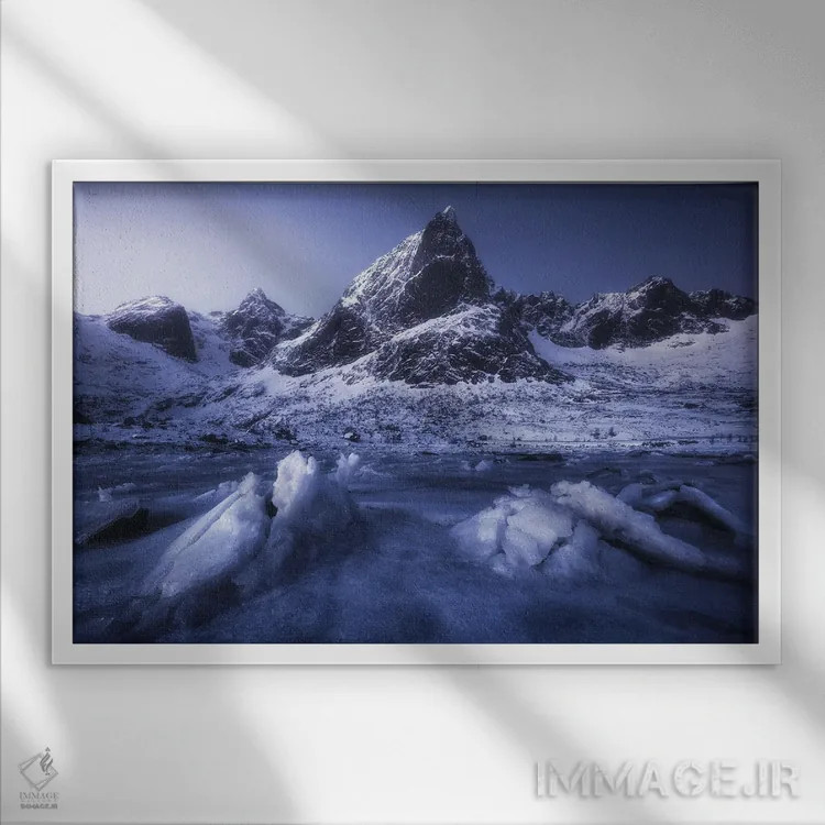 تابلو ساعت آبی یخزده در جزایر لوفوتن اثر دنیل گاستاگر - نمای قابدار سفید