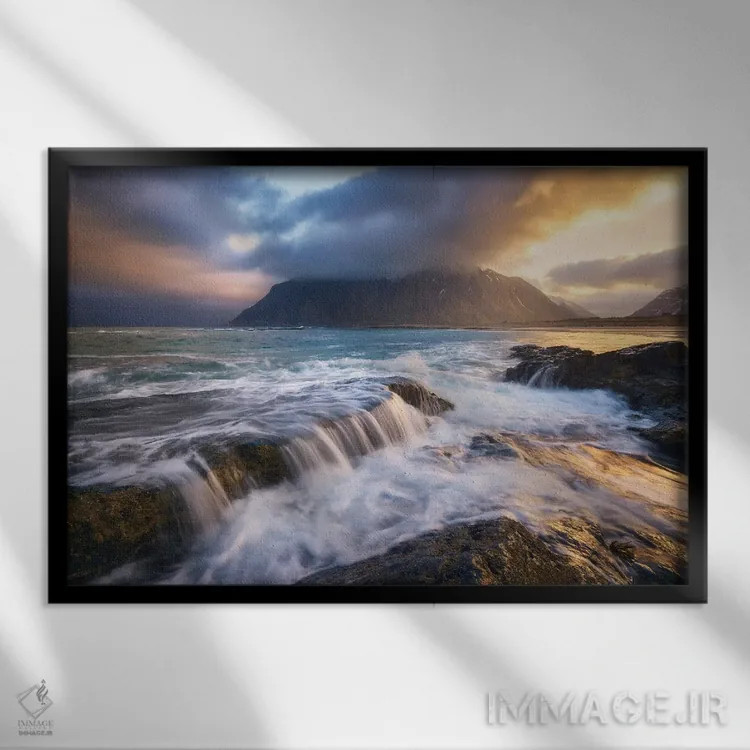 تابلو طلوع طلایی در ساحل اسکگساندن (لوفوتن) اثر دنیل گاستاگر - نمای قابدار مشکی