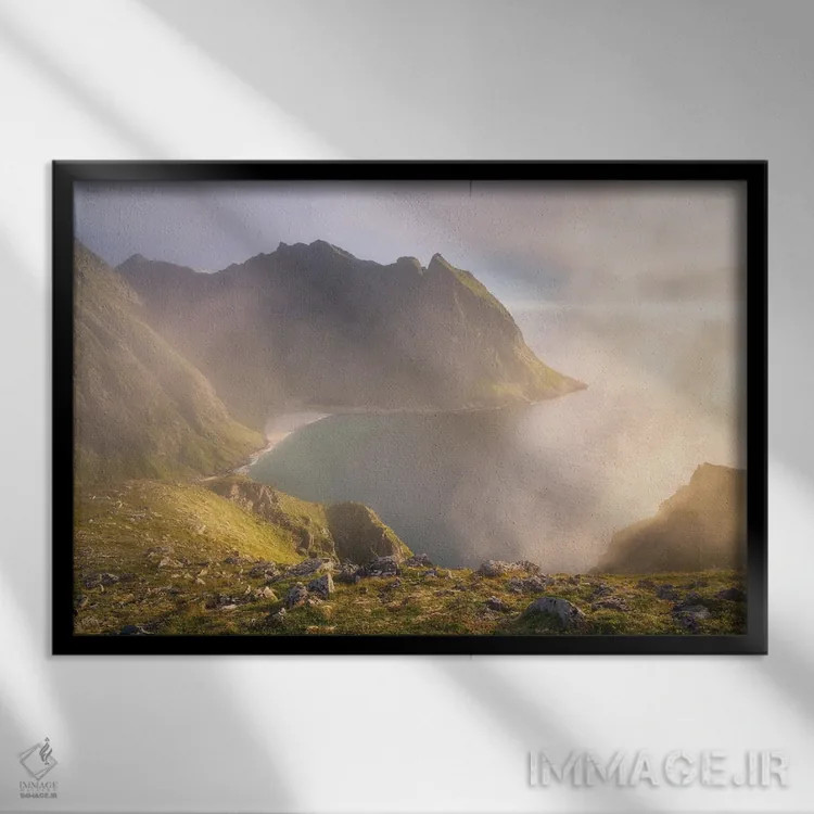 تابلو نمای طلایی مهآلود در جزایر لوفوتن اثر دنیل گاستاگر - نمای قابدار مشکی