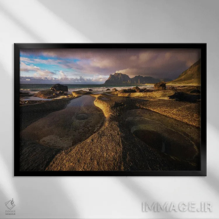 تابلو نور خورشید طلایی پس از باران در ساحل اوتاکلیو اثر دنیل گاستاگر - نمای قابدار مشکی