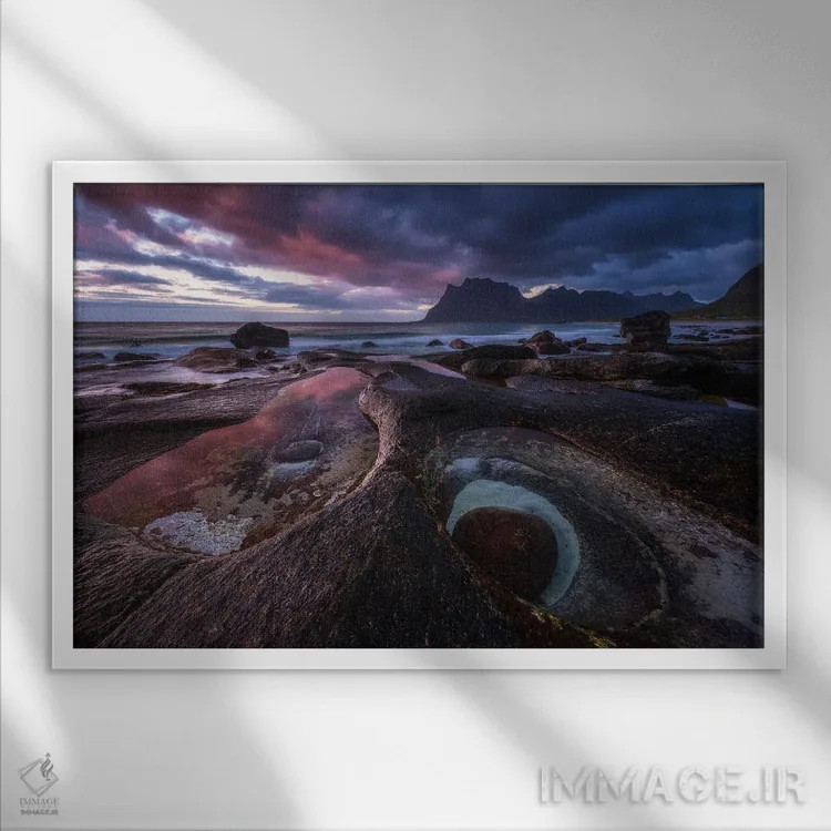 تابلو غروب رمزآلود در ساحل اوتاکلیو (نروژ) اثر دنیل گاستاگر - نمای قابدار سفید