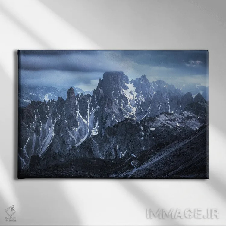 تابلو ساعت آبی در کاباوری دی میزورینا (دولومیت) اثر دنیل گاستاگر - نمای روبهرو روی دیوار