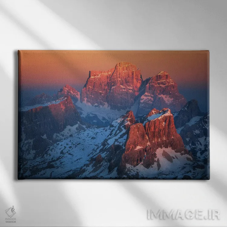 تابلو غروب سرخ در مونته پلمو (دولومیت) اثر دنیل گاستاگر - نمای روبهرو روی دیوار