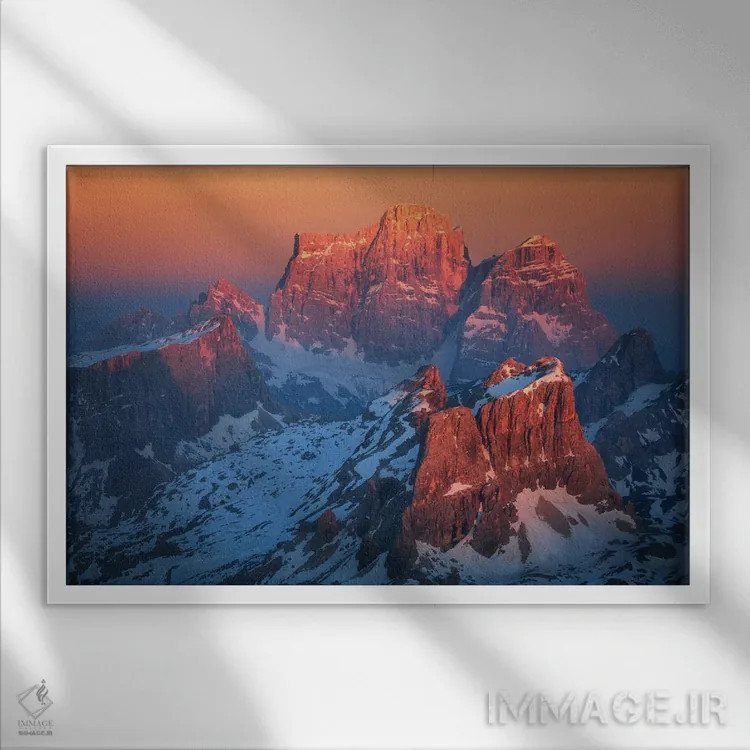 تابلو غروب سرخ در مونته پلمو (دولومیت) اثر دنیل گاستاگر - نمای قابدار سفید