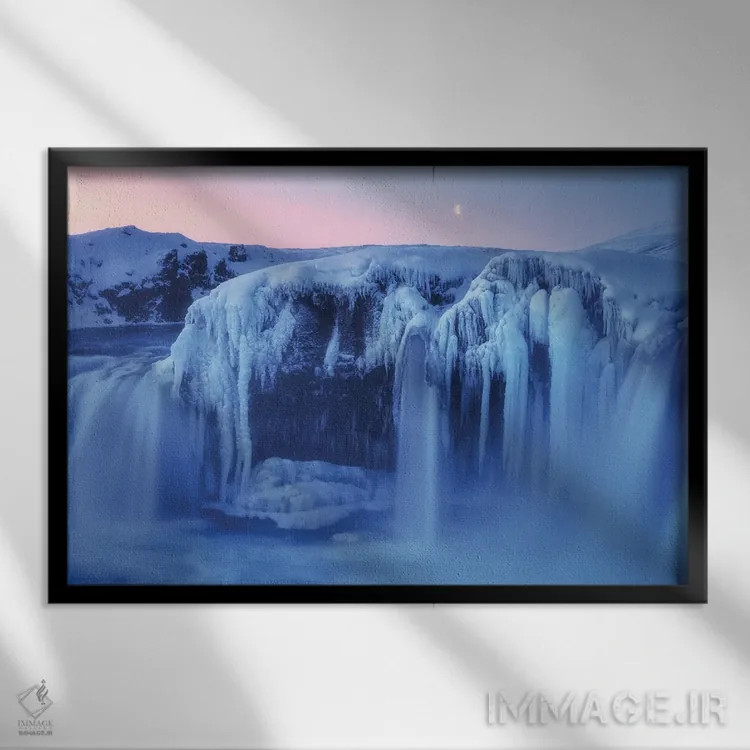 تابلو آبشار گودافوس یخزده در شمال ایسلند اثر دنیل گاستاگر - نمای قابدار مشکی