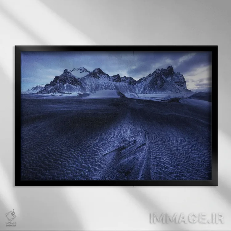 تابلو ساعت آبی زمستانی استوکسنِس (ایسلند) اثر دنیل گاستاگر - نمای قابدار مشکی