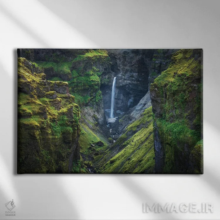 تابلو درهی سبز در ایسلند اثر دنیل گاستاگر - نمای روبهرو روی دیوار