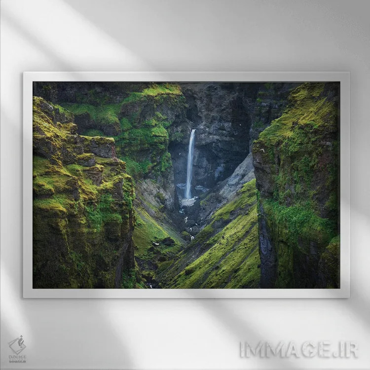 تابلو درهی سبز در ایسلند اثر دنیل گاستاگر - نمای قابدار سفید