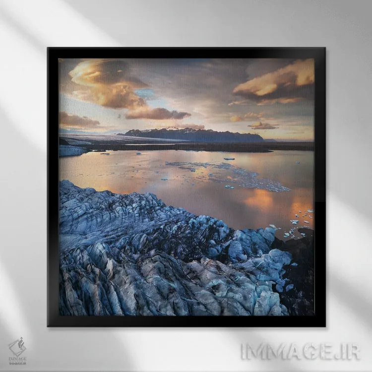 تابلو غروب طلایی بر فراز تالاب یخی ایسلند اثر دنیل گاستاگر - نمای قابدار مشکی