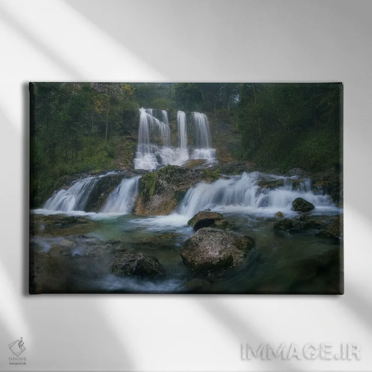 تابلو صبح مهآلود کنار آبشار در باواریا (آلمان) اثر دنیل گاستاگر - نمای روبهرو روی دیوار