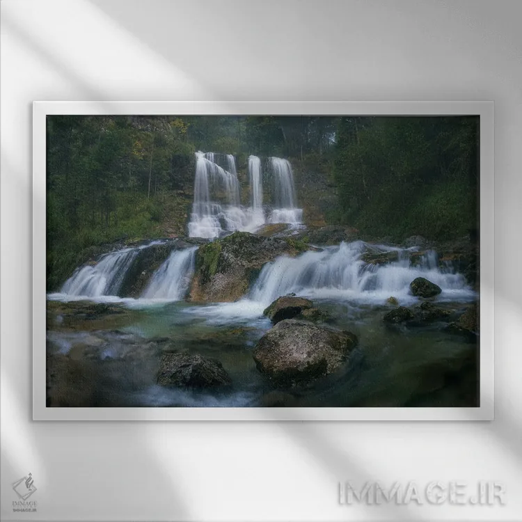 تابلو صبح مهآلود کنار آبشار در باواریا (آلمان) اثر دنیل گاستاگر - نمای قابدار سفید