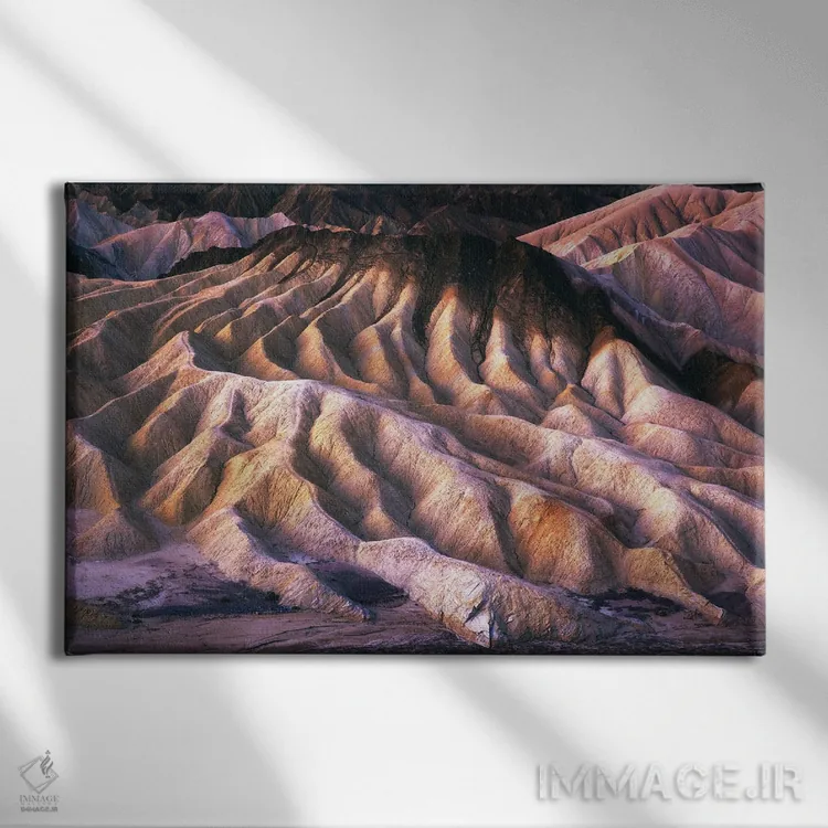 تابلو سپیدهدم در بدلندز در دره مرگ (کالیفرنیا) اثر دنیل گاستاگر - نمای روبهرو روی دیوار