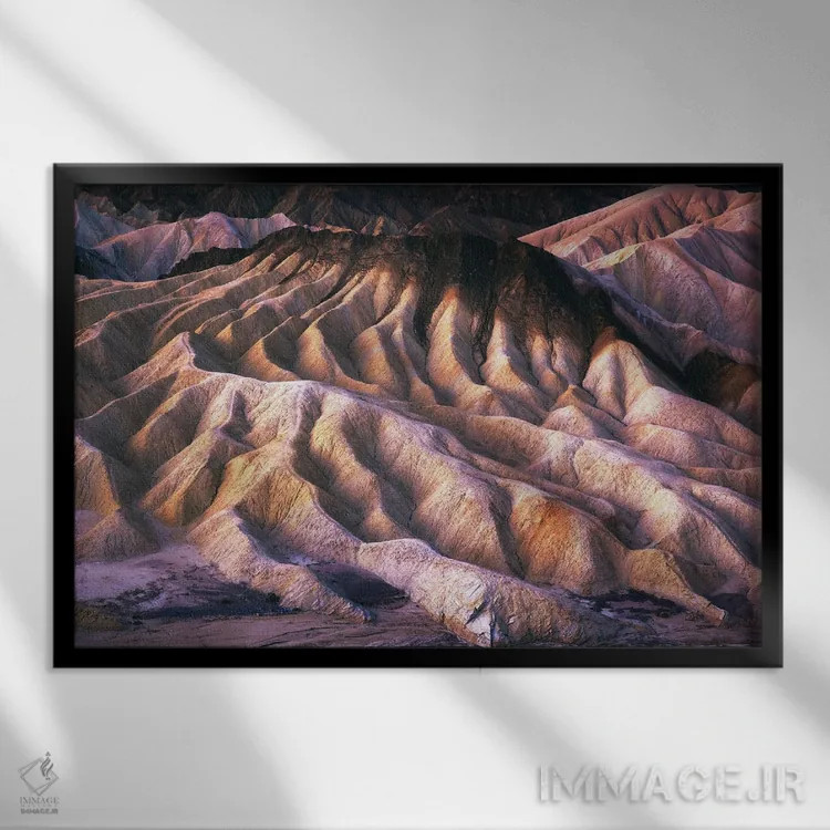 تابلو سپیدهدم در بدلندز در دره مرگ (کالیفرنیا) اثر دنیل گاستاگر - نمای قابدار مشکی