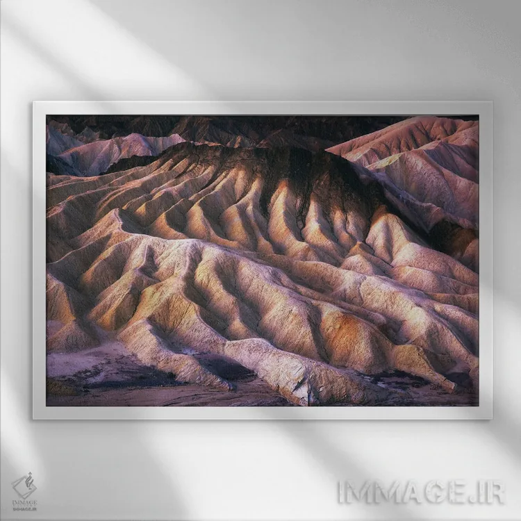 تابلو سپیدهدم در بدلندز در دره مرگ (کالیفرنیا) اثر دنیل گاستاگر - نمای قابدار سفید