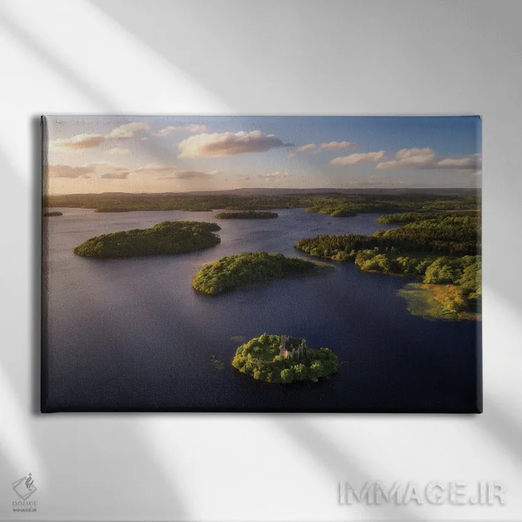 تابلو دریاچهای ایرلندی هنگام غروب از بالا اثر دنیل گاستاگر - نمای روبهرو روی دیوار