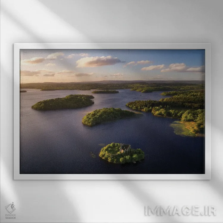 تابلو دریاچهای ایرلندی هنگام غروب از بالا اثر دنیل گاستاگر - نمای قابدار سفید