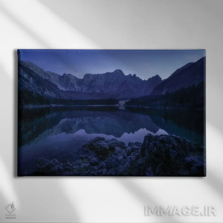 تابلو شب آبی در دریاچه فوزینه در آلپ ایتالیا اثر دنیل گاستاگر - نمای روبهرو روی دیوار