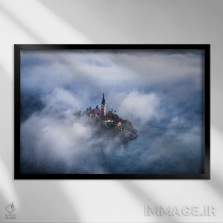 تابلو نمای مهآلود بر فراز دریاچه بلد (اسلوونی) اثر دنیل گاستاگر - نمای قابدار مشکی