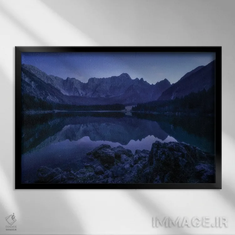 تابلو شب آبی در دریاچه فوزینه در آلپ ایتالیا اثر دنیل گاستاگر - نمای قابدار مشکی
