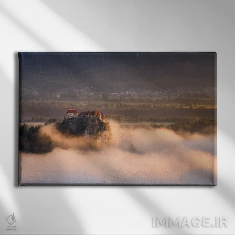 تابلو نور طلایی صبحگاهی در قلعه بلد (اسلوونی) اثر دنیل گاستاگر - نمای روبهرو روی دیوار